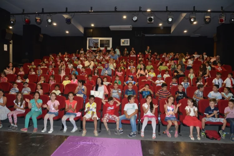 Kuşadası Belediyesi 1500 çocuğu tiyatroyla buluşturdu 