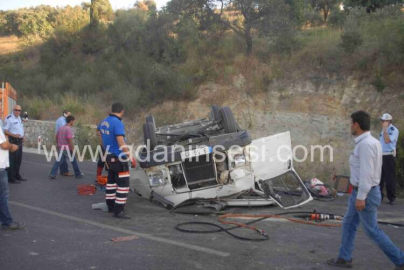 Minibüs hurdaya döndü, şans eseri ölü yok