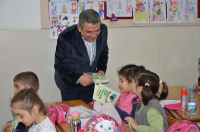 Karnesini gösteren kitabını alacak