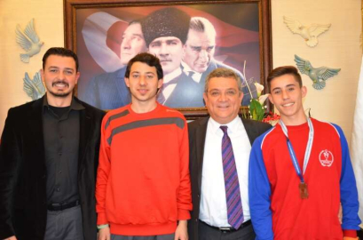 Yüzmede Kuşadası’na iki madalya