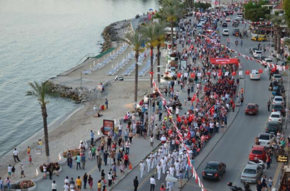 Kuşadası gençlik için yürüdü 
