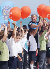 Polis destekli uçurtma şenliği