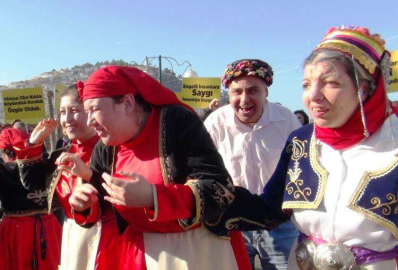 Bu korteje engel yok