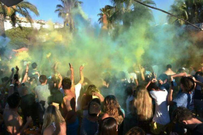 Kuşadası'nda renkli parti