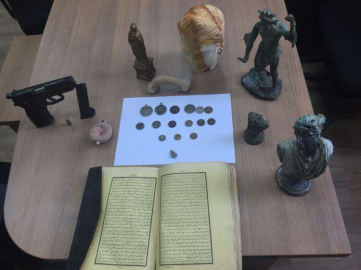 Bahçesinde define ararken yakalandı