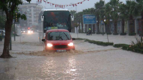 Sağanak felç etti