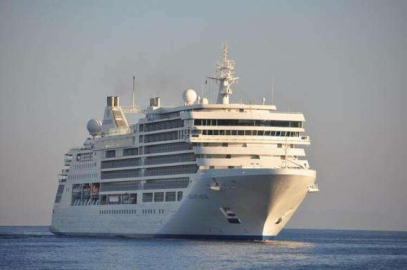 Silver Muse Kuşadası'na demirledi