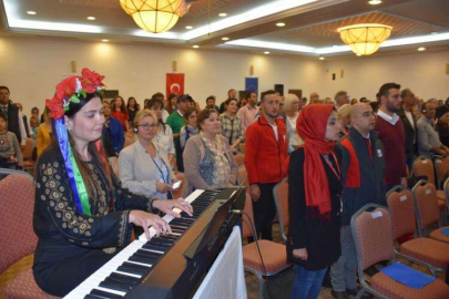 Yabancılar haklarını öğrenmek için salonu doldurdu