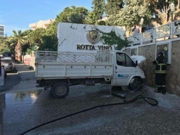 Kamyonet alev aldı