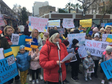 Kuşadası'nda yaşayan Ukraynalılar çocuklar için meydandaydı