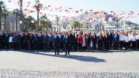 Cumhuriyet coşkusu çelenk sunma törenleriyle başladı