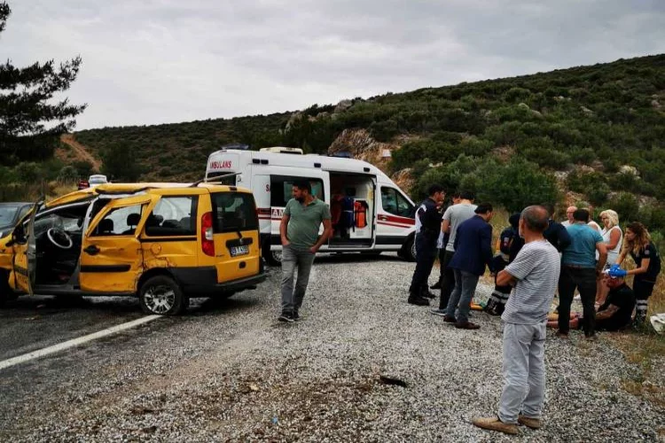 TIR'ın dorsesi taksiye çarptı: 2'si turist 3 yaralı
