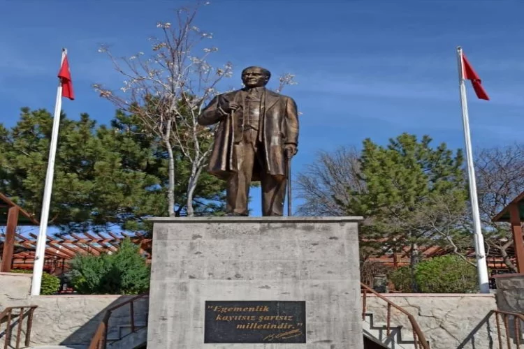 Efeler'den Uzunlu'ya  Atatürk Heykeli var