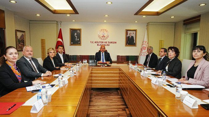 TURİZM ZİRVESİNDE TÜRSAB ÇATLAĞI: BAKAN ERSOY TÜRSAB’I TURİZM KURULUŞU SAYMADI